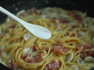 12、奶油蘑菇培根意面,调入适量的盐拌匀