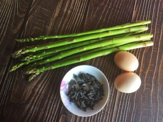 1、芦笋木耳炒鸡蛋,准备食材。