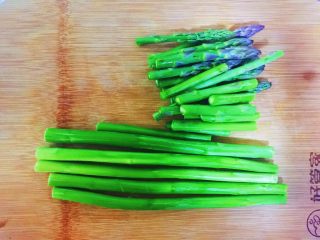 3、芦笋木耳炒鸡蛋,芦笋用刨刀削掉外皮，这样吃起来会嫩，切成均匀的段。