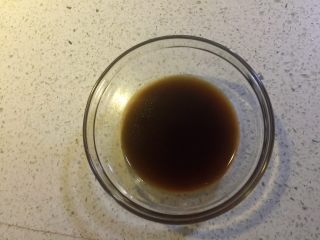 6、芦笋木耳炒鸡蛋,半汤匙生抽，半汤匙蚝油，半茶匙糖，加小半碗水调成酱汁。