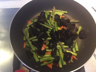 10、芦笋木耳炒鸡蛋,加入泡发好的木耳继续翻炒。