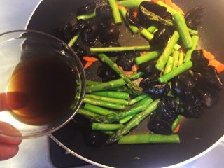 11、芦笋木耳炒鸡蛋,加入酱汁。