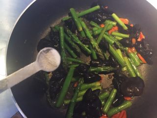 12、芦笋木耳炒鸡蛋,加入少量盐。