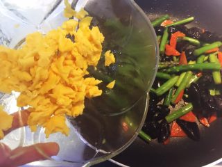 13、芦笋木耳炒鸡蛋,最后加入炒好的鸡蛋。