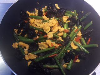 14、芦笋木耳炒鸡蛋,翻炒均匀后即可出锅。
