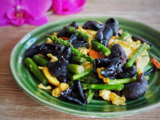 16、芦笋木耳炒鸡蛋,成品。