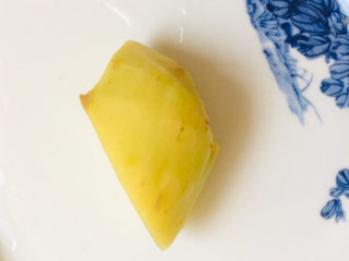 2、姜撞奶,姜洗净，去皮～