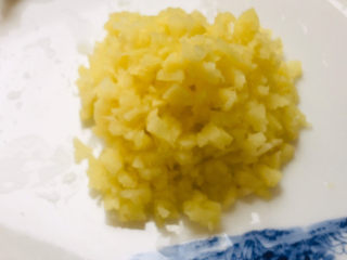 3、姜撞奶,拍碎，切末～