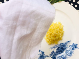 4、姜撞奶,准备一小张纱布～