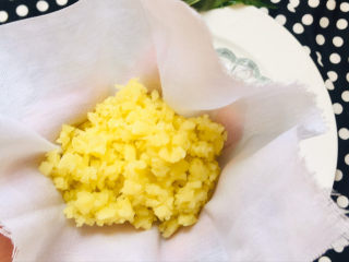 5、姜撞奶,把姜末包裹里面～