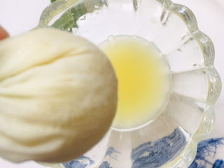 6、姜撞奶,挤出姜汁～