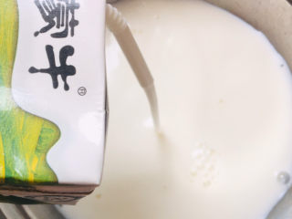 8、姜撞奶,把纯牛奶倒入锅中～