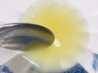 12、姜撞奶,用勺子搅拌准备好了姜汁，搅拌均匀以免凝固效果不好～