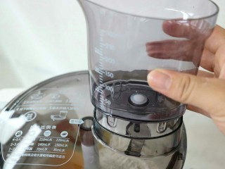 6、炸酱面,将面条机水杯安装上~