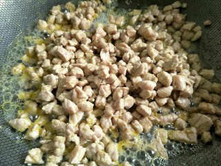 8、炸酱面,起锅留底油,将猪肉丁放入煸炒至无水份盛出~