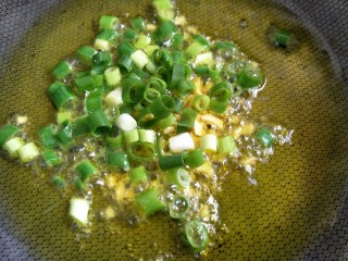 9、炸酱面,另起锅留底油,放入葱姜爆香