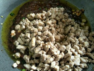 11、炸酱面,接着放入猪肉粒炒匀~