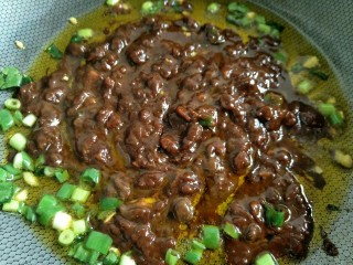 10、炸酱面,接着放入甜面酱、黄豆酱、郫县豆瓣酱小火炒香~