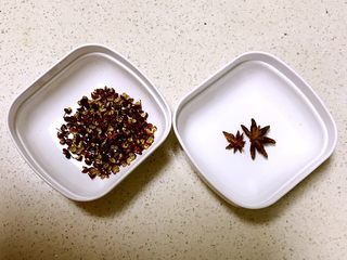 1、什锦卤煮,准备辅料：花椒粒和大料