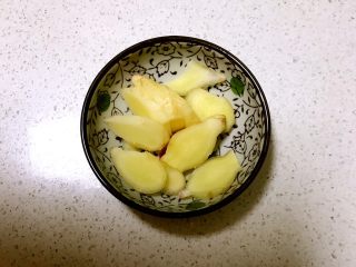 3、什锦卤煮,鲜姜切成小片