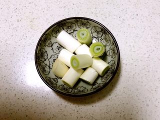 4、什锦卤煮,大葱切成小段