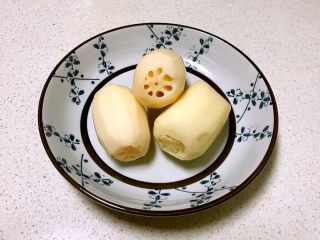 6、什锦卤煮,鲜藕削皮，清洗干净