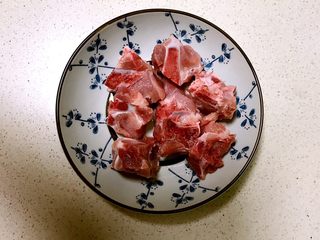 7、什锦卤煮,猪脊骨清洗干净