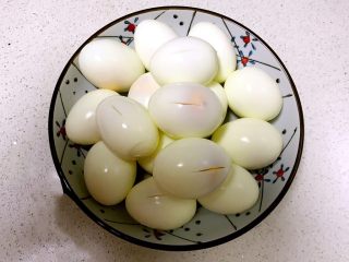 9、什锦卤煮,笨鸡蛋煮熟剥皮后，每个鸡蛋竖着均匀的划四刀