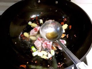 11、什锦卤煮,加入脊骨翻炒2分钟后加入料酒