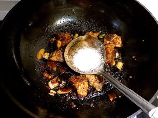 14、什锦卤煮,加入白砂糖，翻炒均匀