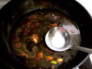 15、什锦卤煮,加入开水和精盐