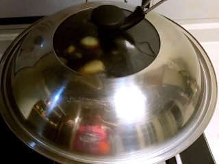 17、什锦卤煮,盖上锅盖，大火烧开后小火煮40分钟，关火后浸泡30分钟