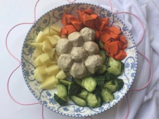 1、爱心咖喱饭,准备好所有食材，切小块儿。