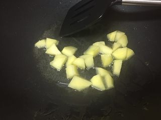 3、爱心咖喱饭,油烧热后放入土豆块。