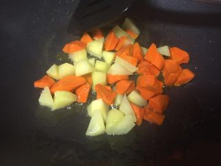 4、爱心咖喱饭,放入胡萝卜再炒几下。