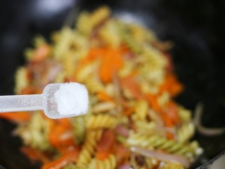 8、墨鱼杂蔬炒螺丝意面,加盐。