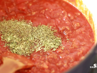 7、千层面,煮一会儿，加水、糖、罗勒碎、茴香籽、意大利香料、盐、黑胡椒粉、月桂叶，搅拌