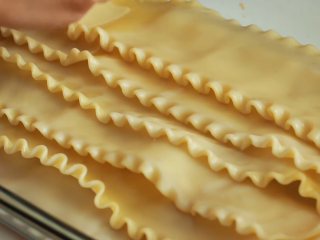 14、千层面,然后铺上六块千层面