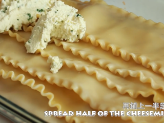 15、千层面,再铺上一半芝士酱料，然后撒上水牛芝士