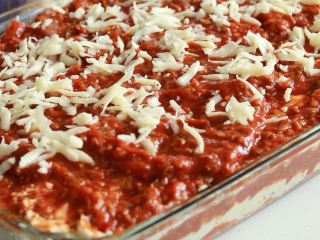 18、千层面,最后再放上一层肉酱，撒水牛芝士，帕玛森芝士