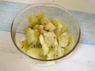 2、猕猴桃苹果醋饮,猕猴桃去皮切块