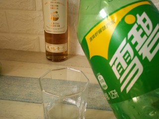3、猕猴桃苹果醋饮,杯中倒入3/2的雪碧