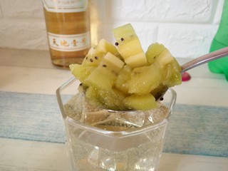 5、猕猴桃苹果醋饮,1勺猕猴桃果肉