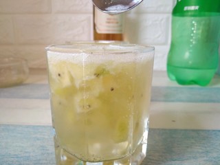 6、猕猴桃苹果醋饮,用勺子搅拌均匀