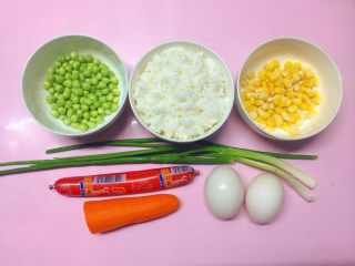 1、炒饭秀+五彩炒饭,准备好食材。