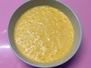 2、炒饭秀+五彩炒饭,先将土鸭蛋打入米饭中拌匀,静置一会儿。