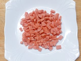 4、炒饭秀+五彩炒饭,将火腿肠切丁备用。