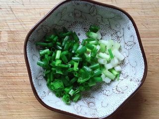 6、炒饭秀+五彩炒饭,小葱洗净切葱花备用。