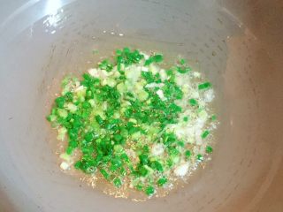 7、炒饭秀+五彩炒饭,热锅倒入适量油,下入小葱炒香。