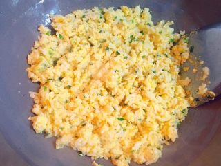 8、炒饭秀+五彩炒饭,倒入米饭炒散。